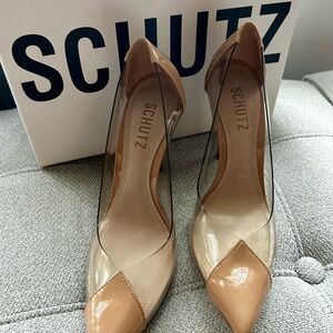 Cendi Pump Schutz 
Honey Beige / Patent Leather & Vinyl
